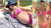 Kourtney Kardashian mostra il pancione che cresce con il mini bikini rosa (e cappello firmato)