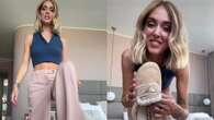 Chiara Ferragni e il “fit check drama”: perde la pantofola griffata mentre mostra il look