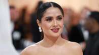 Salma Hayek dice no alla chirurgia, il segreto della sua beauty routine è la meditazione