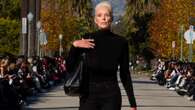 Brigitte Nielsen torna sulle passerelle a sessant’anni e sfila per Balenciaga