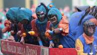 Carnevale di Ivrea 2024, date e come partecipare alla storica Battaglia delle Arance