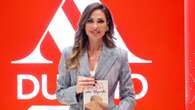 Ilary Blasi presenta Che Stupida a Milano: lancia il libro in tailleur gessato ma con i cristalli