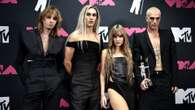 I Maneskin sono le icone rock degli MTV VMA’s 2023: Ethan è biondo, Victoria usa le extension