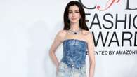 Anne Hathaway agli CFDA Awards 2023 contro le convenzioni: sul red carpet sfila in total jeans