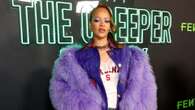 Rihanna torna sul red carpet dopo il parto: in pelliccia e sneakers sfila al party del suo brand