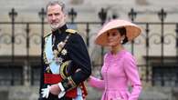 Letizia di Spagna in tailleur rosa: all’incoronazione di Carlo III è chic con il cappello maxi