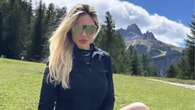 Ilary Blasi è in montagna: la vacanza inizia con occhiali a mascherina e calzettoni ‘simbolici’