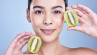 Kiwi, arance e noci: quali cibi contengono i micronutrienti per prevenire l’invecchiamento della pelle