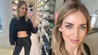 Chiara Ferragni, il look total black con pantaloni in ecopelle e pancia scoperta