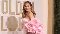 Golden Globe 2024, Jennifer Lopez col mantello di rose: l’abito nasconde un dettaglio personalizzato