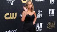 Jennifer Aniston ai Critics Choice Awards 2024: sul red carpet sfila in pantaloni ma con lo strascico