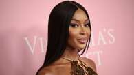 Naomi Campbell brilla col look metallico: il mini abito è una cascata d’oro