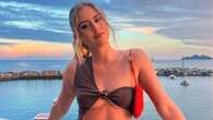 Valentina Ferragni, il vestito più sexy dell’estate è ‘tenuto insieme’ da pietre colorate