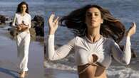 Elisabetta Canalis in total white sulla spiaggia rilancia il trend no bra