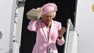 La regina Camilla arriva a Parigi in total pink (ma rischia di perdere il cappellino)