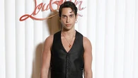 Mahmood vola a Parigi con il gilet nero, il look sartoriale del cantante