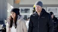 Harry e Meghan mano nella mano sulla neve: i look casual con piumino, stivali di pelliccia e jeans