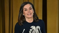 Letizia di Spagna si prepara all’arrivo della primavera con gli orecchini a forma di gelsomino