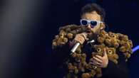 Perché Dargen D’amico nella prima serata di Sanremo 2024 ha dei peluche sul vestito