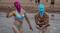 Al mare col viso coperto da una maschera: cos’è il facekini e perché dovrebbe preoccuparci