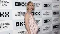 Claire Danes in attesa del terzo figlio: sfila sul red carpet col pancione in abito a rete