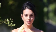 Georgina Rodriguez sfila a Parigi: omaggia Cristiano Ronaldo con l’abito ispirato alla sua maglia