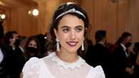 Margaret Qualley sposa in ballerine: i due abiti bianchi per il matrimonio con Jack Antonoff