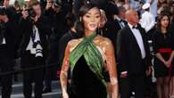 Winnie Harlow è icona di bellezza a Cannes: sfila tra maxi strascichi e crop top