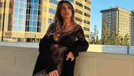 Elisabetta Canalis sfida il freddo con la tuta di pizzo trasparente e l’intimo in vista