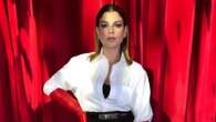 Emma Marrone, diva coi guanti rossi alle sfilate milanesi (e c’è un dettaglio romantico nel look)