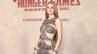 Hunter Schafer con il corpo coperto solo di cristalli: il look nude per la prima di Hunger Games