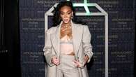 Winnie Harlow, in estate il power suit si indossa col reggiseno coordinato