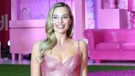 Tutte le volte che Margot Robbie si è vestita come Barbie (e le bambole a cui si è ispirata)