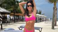 Elisabetta Gregoraci in bikini fucsia fluo: vacanze di Natale al mare con Nathan e Flavio Briatore