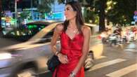 Elisabetta Gregoraci in Vietnam, fa la turista in città con l’abitino rosso fuoco