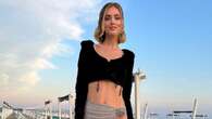 Chiara Ferragni a Forte dei Marmi, anticipa l’estate con la minigonna che lascia il fianco nudo