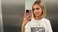 Chiara Ferragni con la t-shirt di Cher: il look “nostalgico” per andare a prendere Leone a scuola