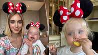 Chiara Ferragni e Vittoria adorabili in coordinato: a Disneyland indossano le orecchie di Minnie