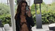 Elisabetta Canalis anticipa l’estate col costume metallico: il bikini si indossa coi pantaloni cargo