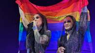 Paola e Chiara aprono il varco di luce: a Roma brillano sul palco sventolando la bandiera Lgbtq+