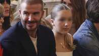 Harper Beckham alla sfilata di Parigi con abito bianco e collana portafortuna fa il tifo per mamma Victoria