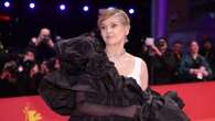 Sharon Stone torna sul red carpet: il nuovo look da diva con frangia e guanti trasparenti