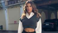 Elisabetta Canalis “imita” Britney Spears: il nuovo look in stile liceale con gilet e shorts di lana