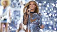 Beyoncé “indossa” un cavallo d’argento sul palco: il significato nascosto del look