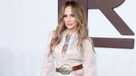 Jennifer Lopez alla New York Fashion Week con cintura da cowgirl e stivali pitonati