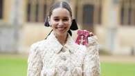 Emilia Clarke a Windsor come una royal: tailleur in tweed per essere premiata dal principe William