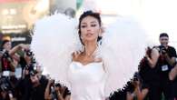 Madalina Ghenea al Festival di Venezia 2023, incanta in bianco con abito sottoveste e piume