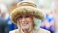 Camilla a Sandringham con re Carlo: si prepara al Natale in famiglia col suo cappello preferito