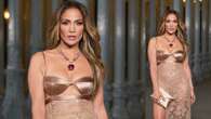 Jennifer Lopez con l’abito sottoveste cha lascia intravedere la lingerie