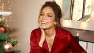 Jennifer Lopez in pigiama di seta: si prepara al Natale con il look “da notte” total red